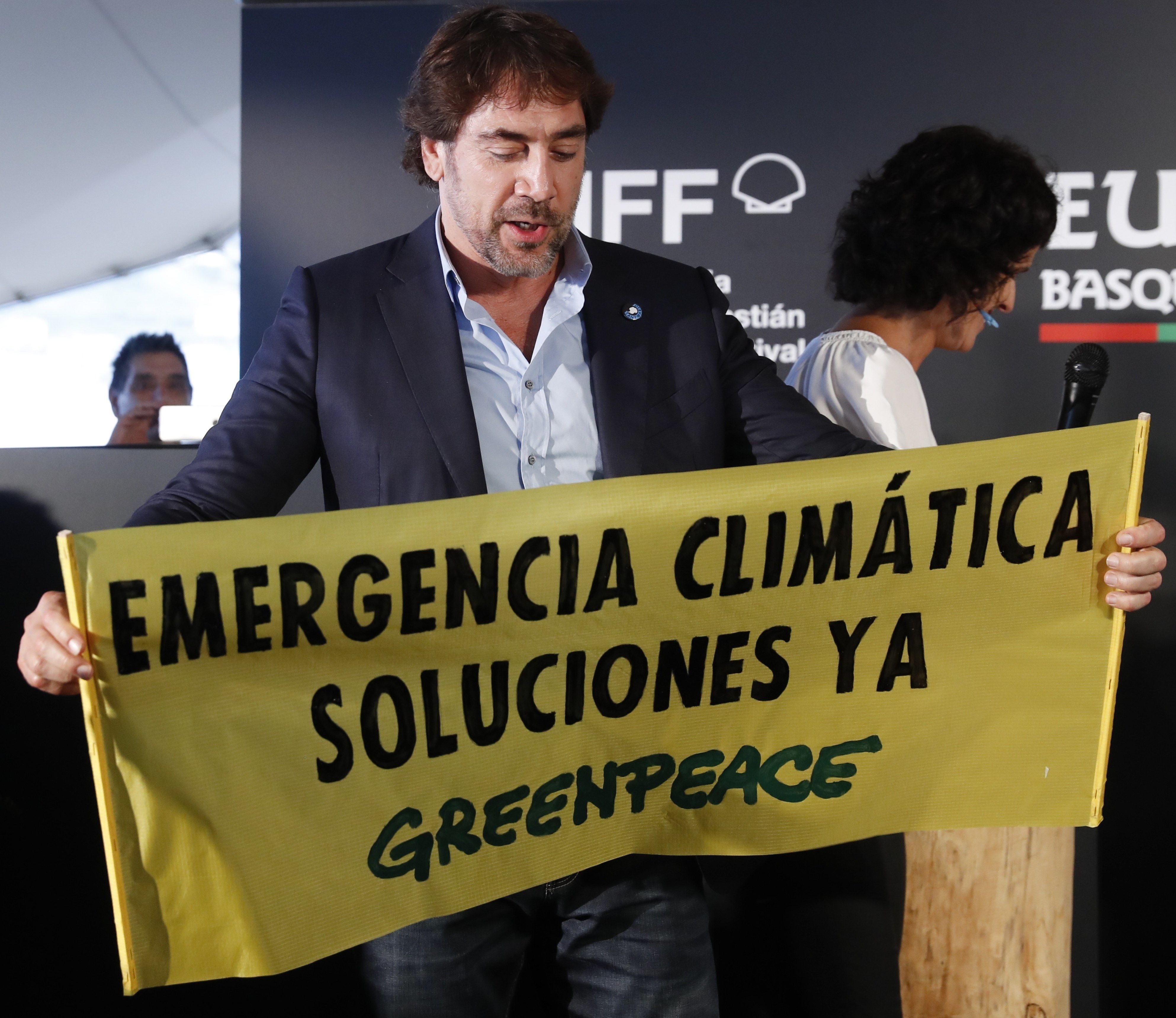 Javier Bardem, con una pancarta en contra del cambio climático. 