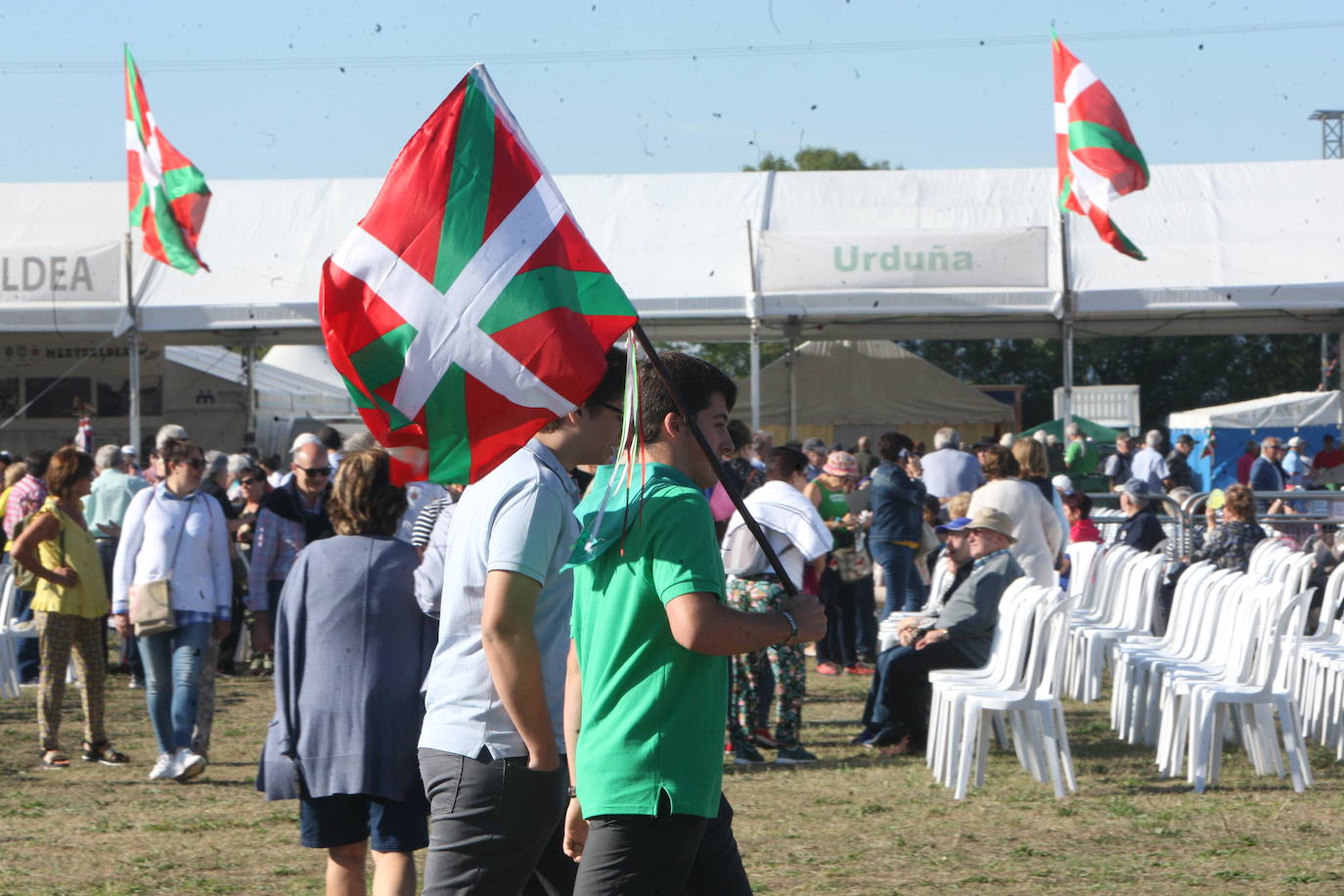 Al acto festivo acuden miles de simpatizantes del PNV para pasar el día con los dirigentes del partido 