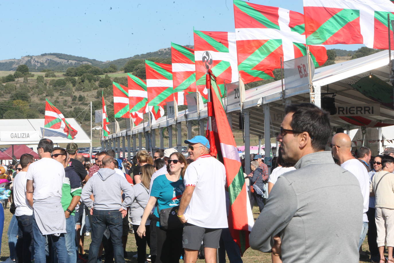 Al acto festivo acuden miles de simpatizantes del PNV para pasar el día con los dirigentes del partido 