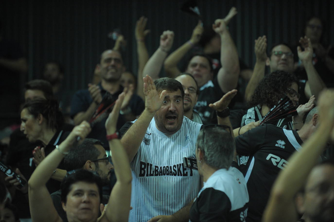 Fotos: La afición del Bilbao Basket vibra con su equipo en el regreso a la ACB