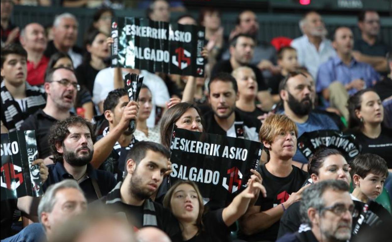 La afición da las gracias a Salgado en Miribilla.