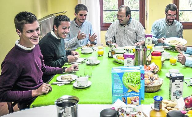 Imagen principal - Desde el desayuno, los seminaristas del Redemptoris Mater abren las puertas de su rutina a EL CORREO. Debajo a la izquierda, fotografía de Schommer en el seminario en 1951. a la derecha, una pachanga para desconectar de la rutina.