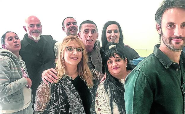 El monitor Jorge Loza, segundo por la izquierda, con internos participantes en el taller de monólogos y un miembro de la Comisión Antisida.