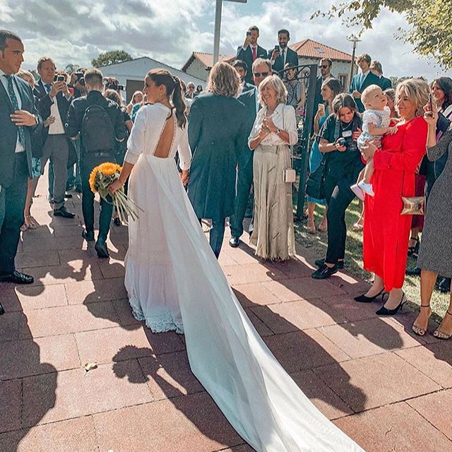 Teresa Andrés Gonzalvo y su amiga, Marta Lozano, llevaron unos diseños inspirados en estos dos iconos de la moda para asistir a la boda de Marta Pombo y Luis Gimeno