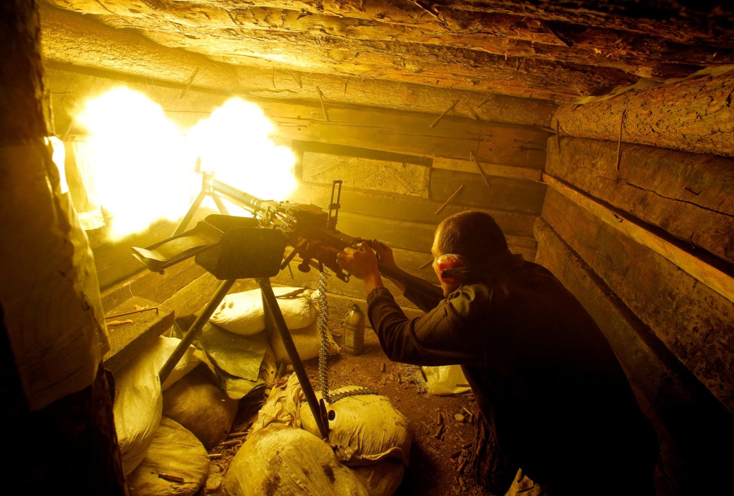 Un militar ucraniano dispara con una ametralladora pesada durante un combate con separatistas respaldados por Rusia en la línea del frente cerca de Gorlivka, región de Donetsk. 