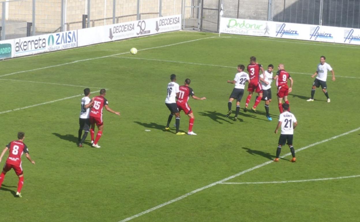 Un momento del partido entre el Arenas y el Real Unión.