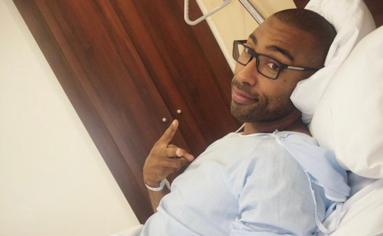 Granger posa sonriente tras ser operado.