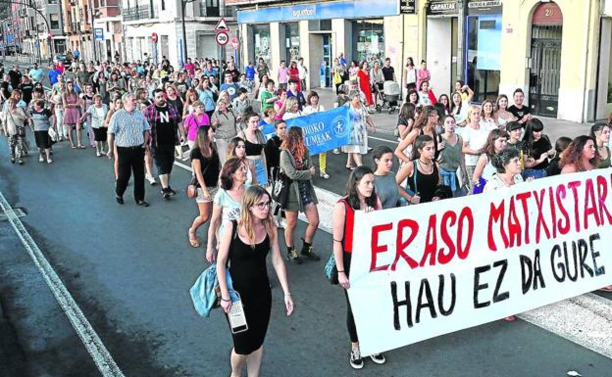 Una manifestación recorrió ayer Erandio en repulsa por el ataque sufrido por una joven el viernes pasado. :: 