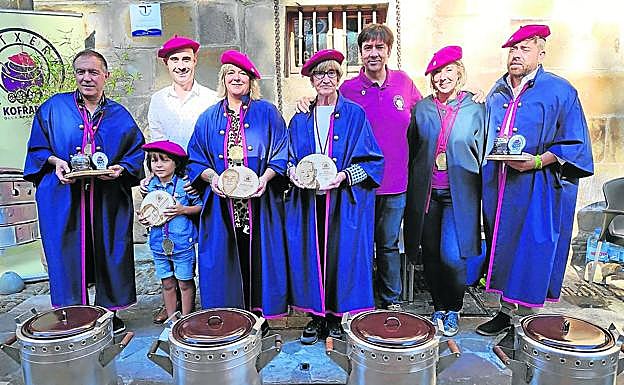 La Cofradía también estrenó ayer indumentaria, diseñada por Koldobika Jauregi.