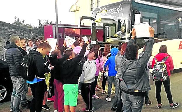 Los afectados retrasaron ayer la salida del bus para protestar por la ruta fijada por Educación. 