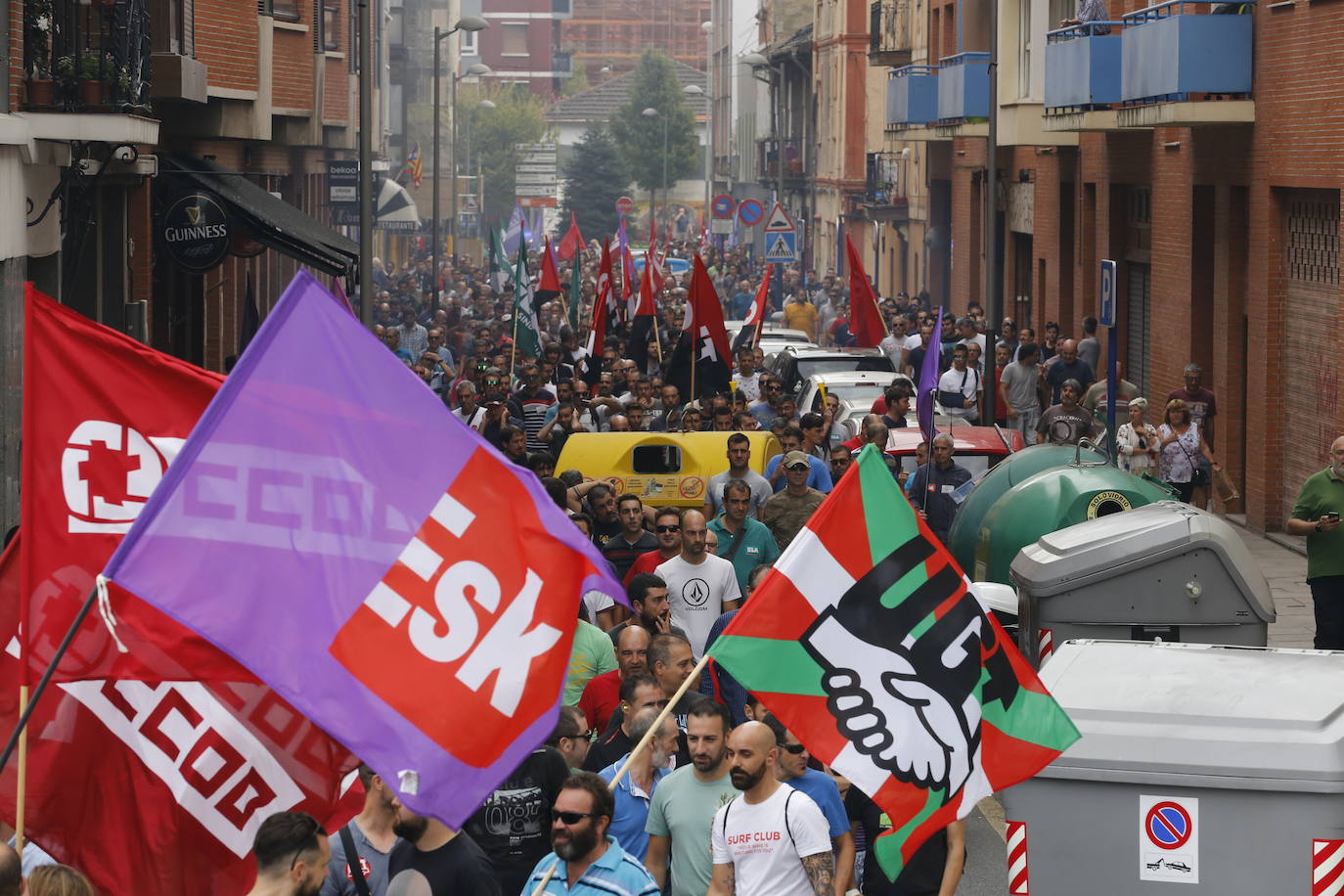 Miles de trabajadores han lanzado proclamas y dicen estar «indignados» por las palabras del lehendakari, Iñigo Urkullu, que acusó a las centrales de «falta de voluntad de acuerdo»