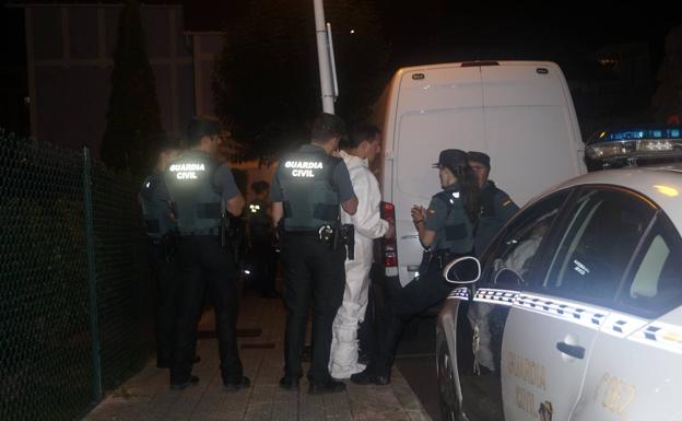 Imagen. Inspección de la vivienda por parte de agentes de Criminalística, el lunes por la noche. 
