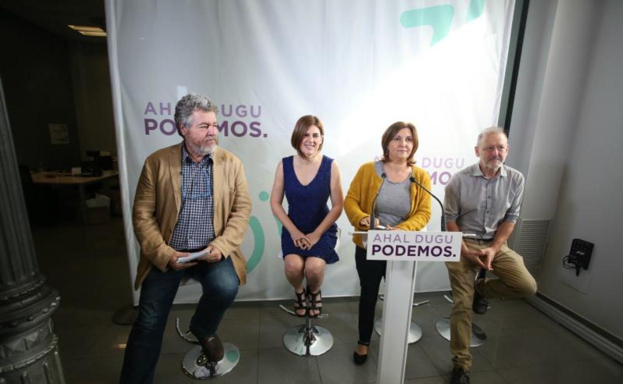 Juantxo López de Uralde, Miren Gorrotxategi, Pilar Garrido y Roberto Uriarte, esta mañana en la sede de Elkarrekin Podemos en Bilbao.