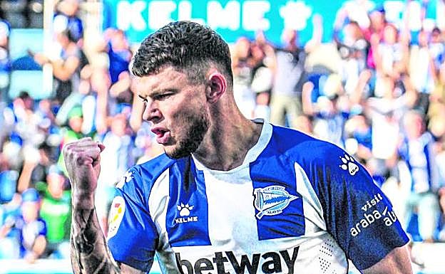 Burke celebra el pase a Joselu en el segundo gol.