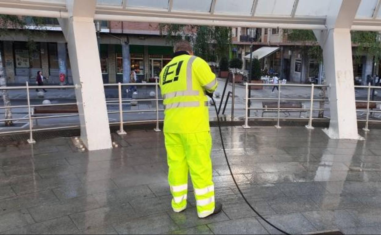 Un trabajador de la limpieza en el desempeño de su labor. 