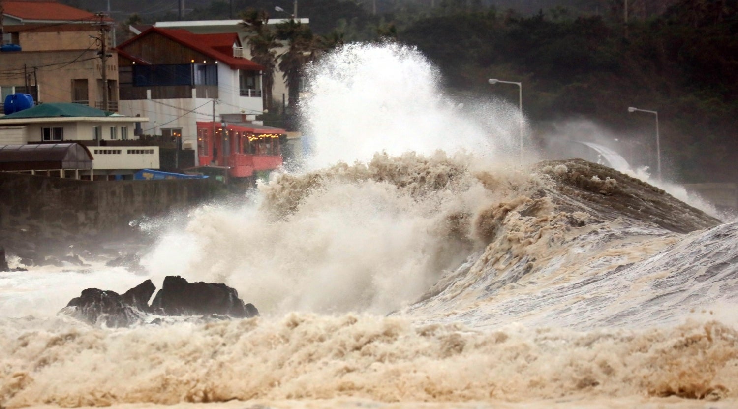 Grandes olas rompen en las orillas del sur de la isla turística de Jeju mientras el tifón Mitag se acerca a Corea del Sur. 