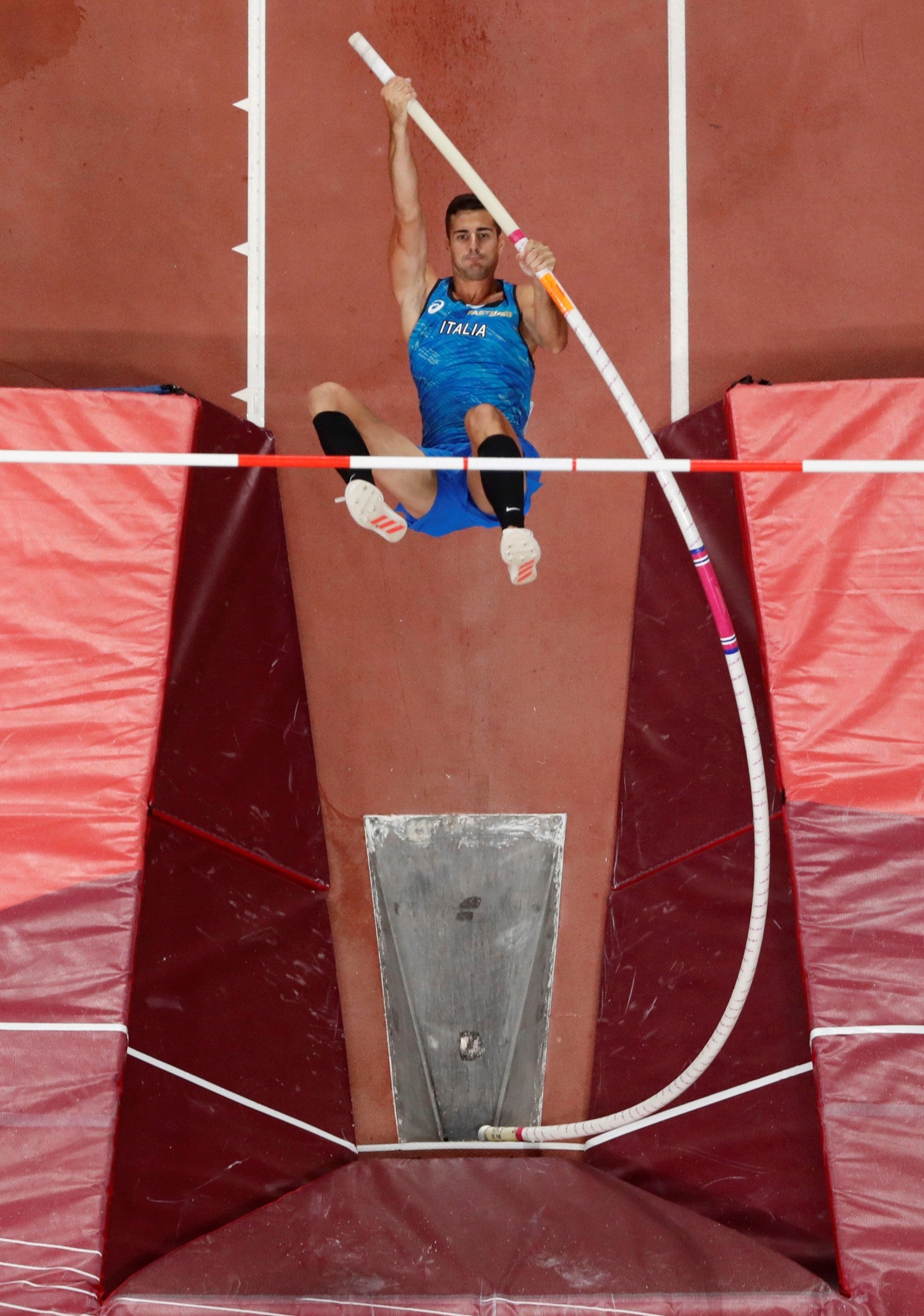 El italiano Claudio Michel Stecchi en acción durante la final de de salto con pértiga masculino, en el Campeonato del mundo de atletismo, que se disputa en Doha.