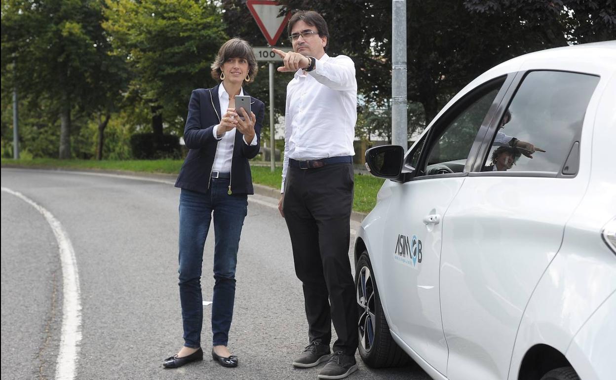 Estíbaliz Barañano e Ibon Aretxalde, junto a uno de los coches dotados con sensores. 