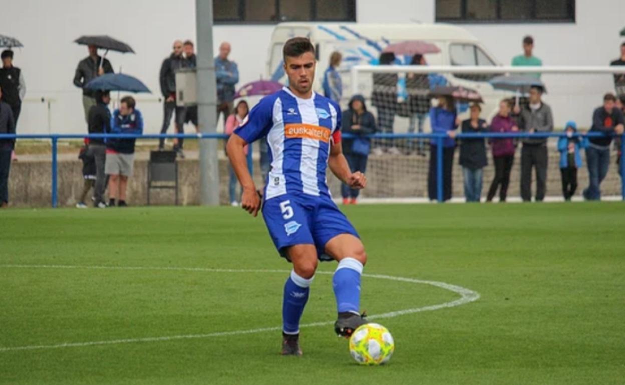 Erik Ruiz disputando un encuentro en la temporada actual
