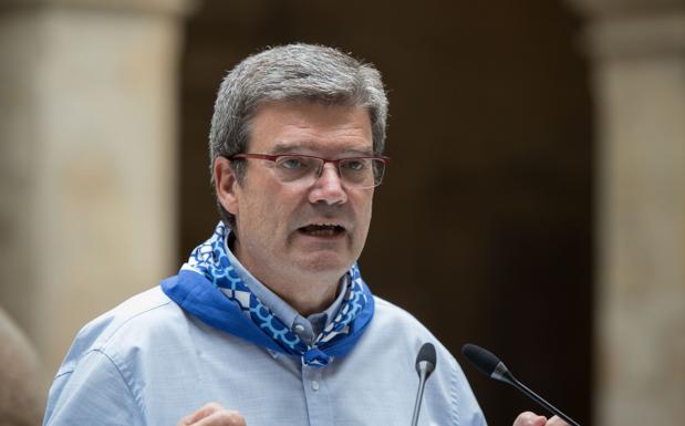 Juan Maria Aburto , Alcalde de Bilbao , en la entrega de los premios del concurso de fuegos artificiales de las Fiestas de Bilbao