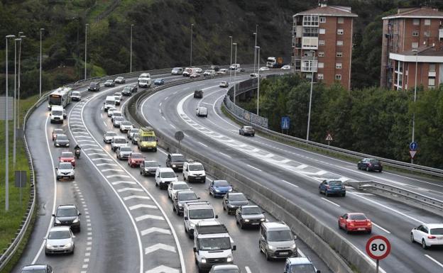 Retenciones kilométricas en los accesos a Bilbao.