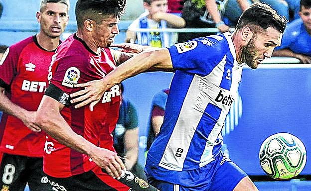 Lucas Pérez protege el balón ante el mallorquinista Xisco Campos en el último partido liguero.