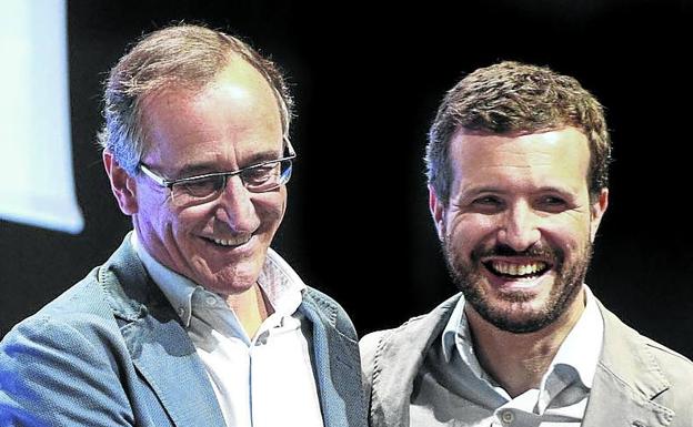 Pablo Casado y Alfonso Alonso, en un acto del PP en Vitoria.