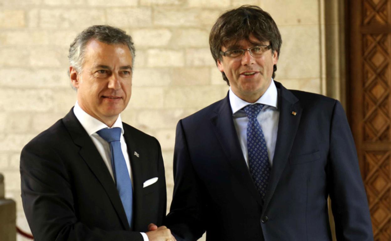 Otros tiempos. Urkullu y Puigdemont se dan la mano en el Palacio de la Generalitat antes de un encuentro en 2017.
