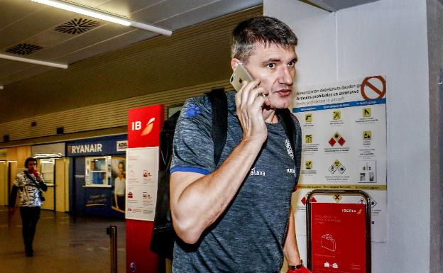 Velimir Perasovic, en la terminal del aeropuerto de Foronda poco antes de partir en avión hacia Kaunas. 