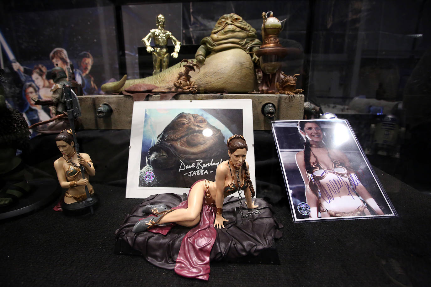 Firma de Carrie Fisher. El coleccionista Alfredo Calles se hizo con la fotografía de la princesa Leia firmada por su actriz, Carrie Fisher, un día después de su muerte en 2016. «Antes de aquello había únicamente seis en venta en Ebay. Un día después había seis páginas enteras de gente vendiéndolos y el precio había crecido exponencialmente», señala.