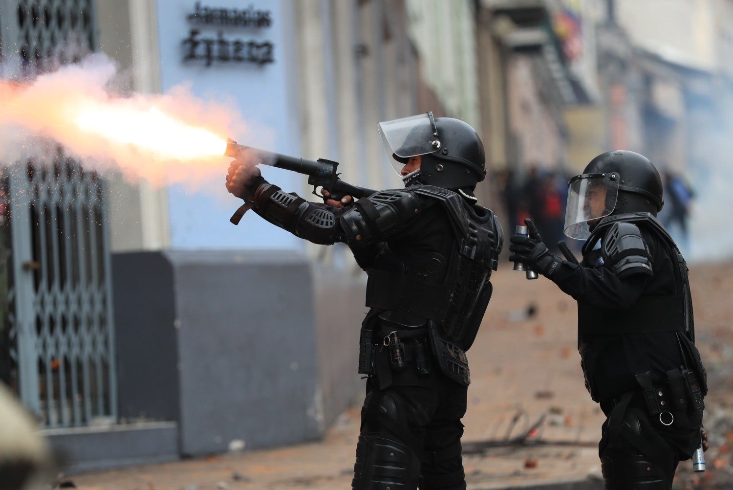 Manifestantes y Policías se enfrentan durante una jornada de protesta contra las medidas económicas del Gobierno del presidente Lenín Moreno en Quito (Ecuador). Ecuador amaneció con un nuevo precio en los combustibles tras la eliminación del subsidio, lo que provocó una paralización parcial del transporte y la suspensión de clases en escuelas y colegios por orden del Gobierno para precautelar la seguridad de los estudiantes. 