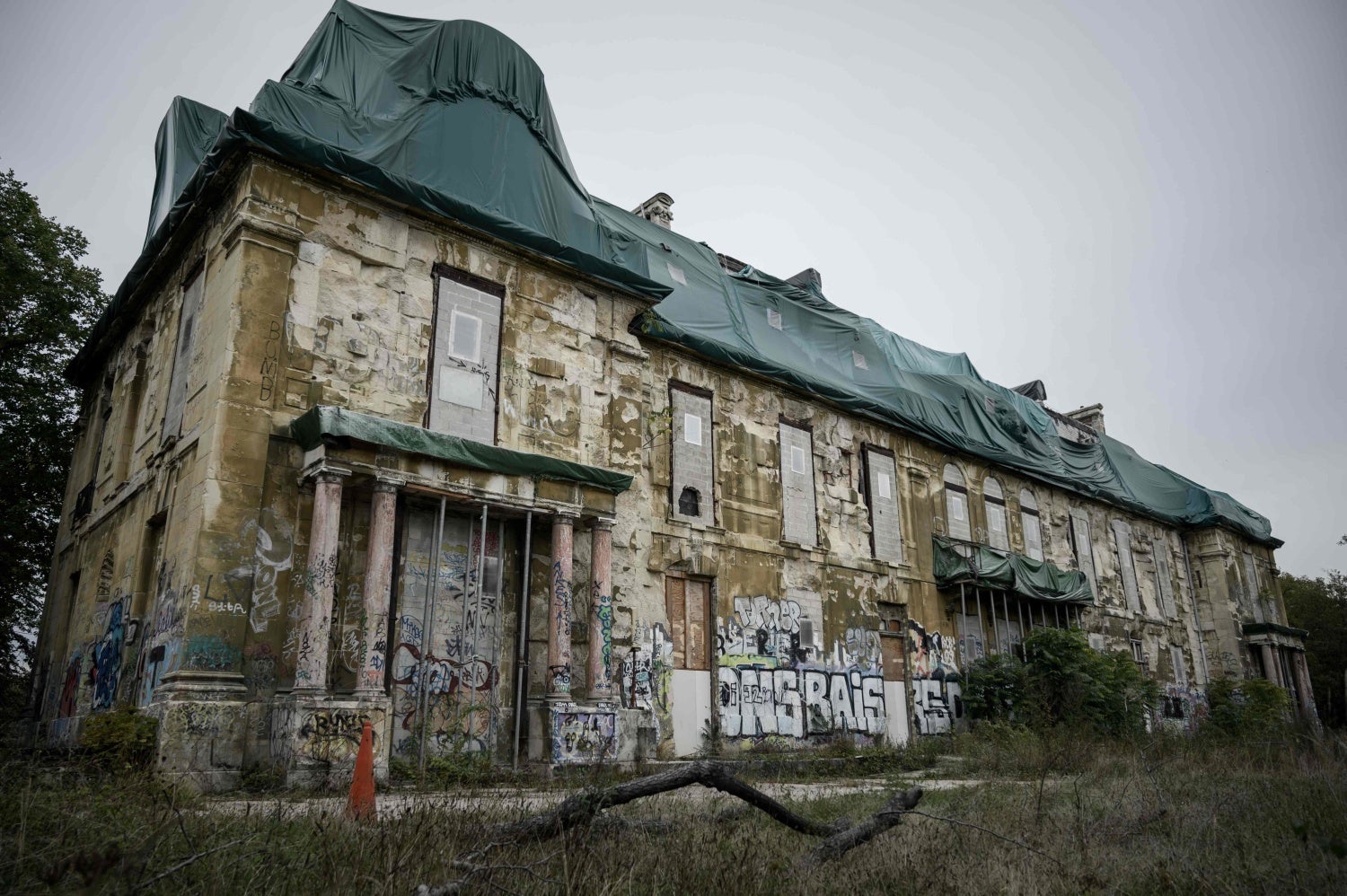 Vista del Castillo Rothschild, un castillo histórico que cayó en mal estado, en Boulogne-Billancourt, cerca de París 