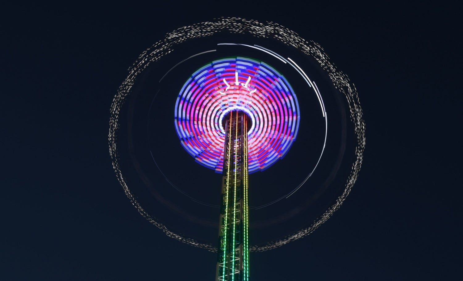 Noria en el recinto ferial Theresienwiese del festival de cerveza Oktoberfest en Munich