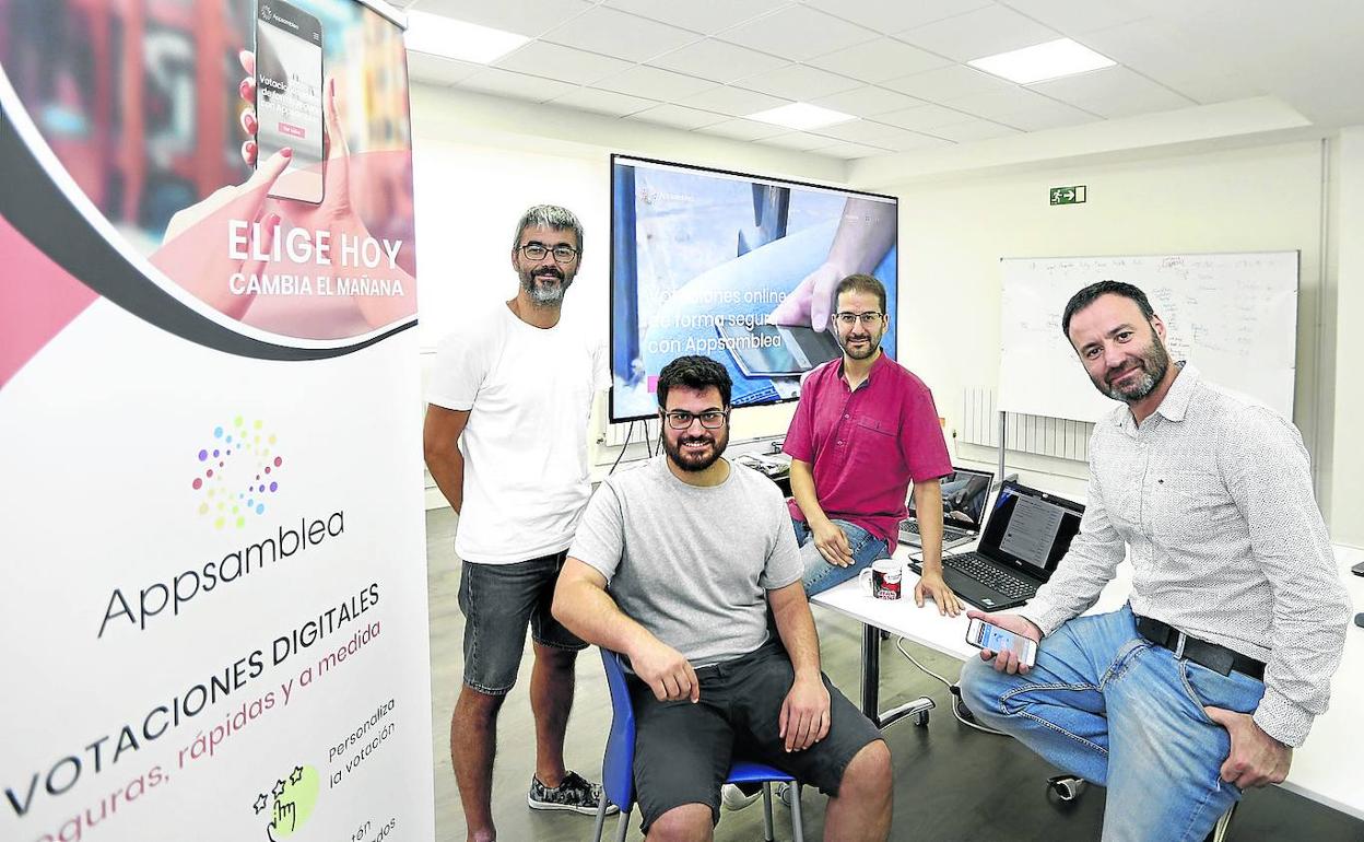 Jorge Uriarte, colaborador de la 'startup', junto a tres de sus fundadores, Raúl Bejarano, Gorka García y Guillermo López.