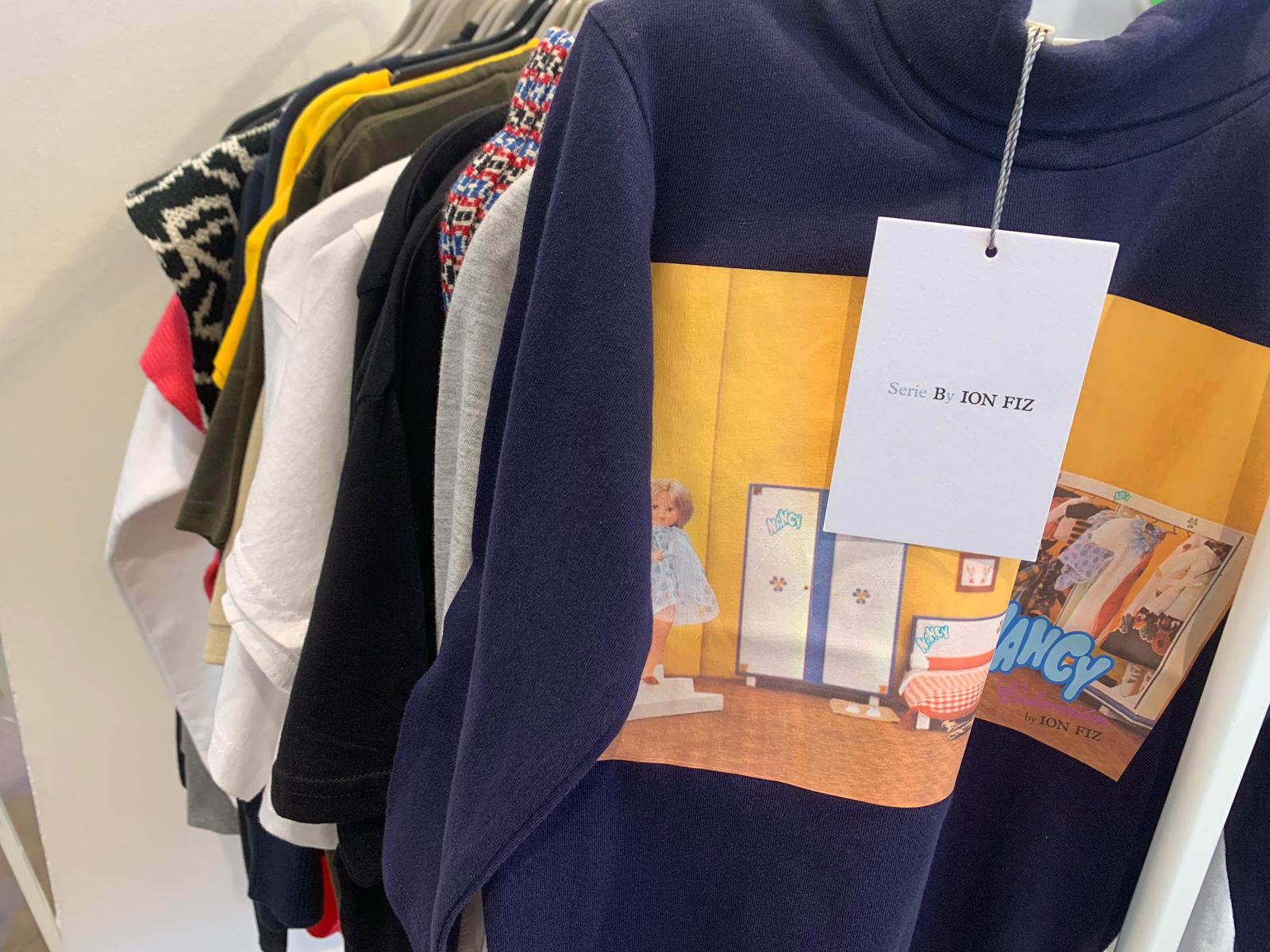 El diseñador vasco Ion Fiz muestra prendas de su colección otoño-invierno 2019 con descuentos de hasta el 70% en la 'pop up' de la plaza Moyua. Le acompañan en esta cita otras 30 firmas nacionales de distinto estilo y procedencia