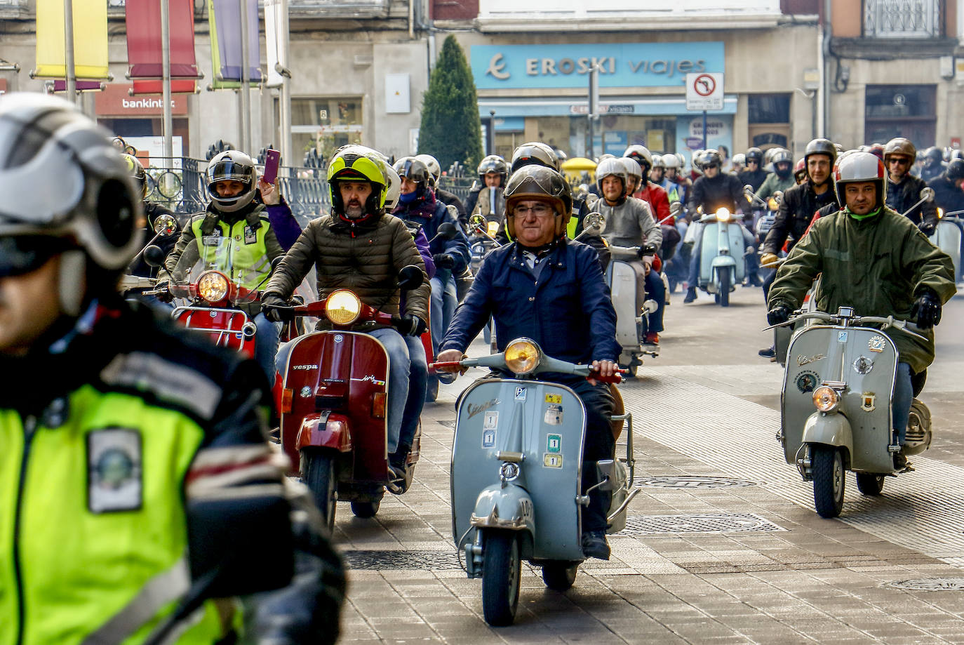 Fotos: Cien vespas recorren Álava