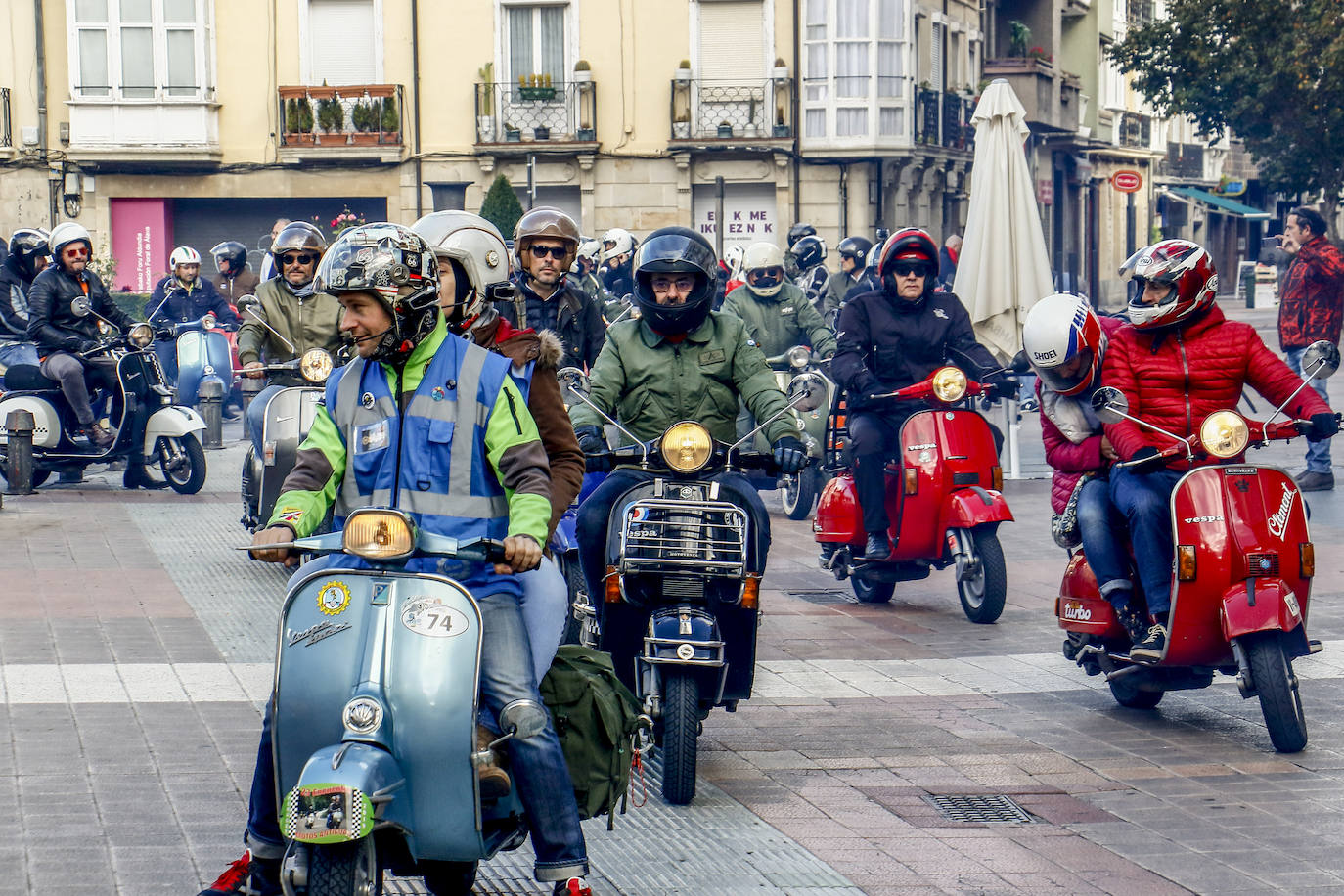 Fotos: Cien vespas recorren Álava