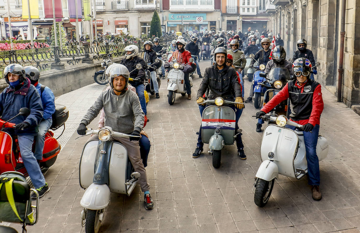 Fotos: Cien vespas recorren Álava