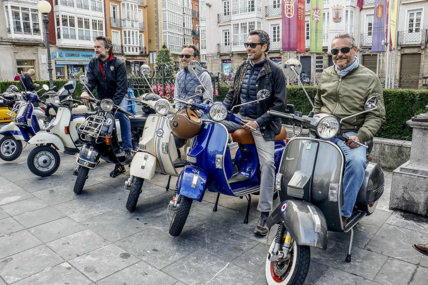 Fotos: Cien vespas recorren Álava