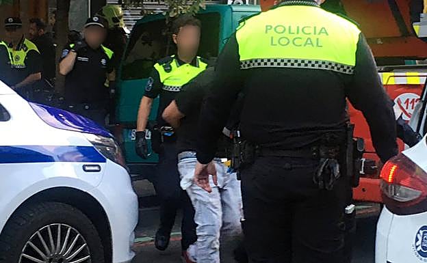 Imagen principal - Varias estampas del incidente vivido en la calle Reyes Católicos de Vitoria.