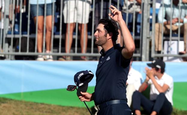El golfista español Jon Rahm muestra su alegría al terminar su recorrido como líder del Abierto de España de Golf que se disputa en el Club de Campo Villa de Madrid.
