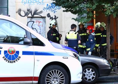 Imagen secundaria 1 - Varias estampas del incidente vivido en la calle Reyes Católicos de Vitoria.