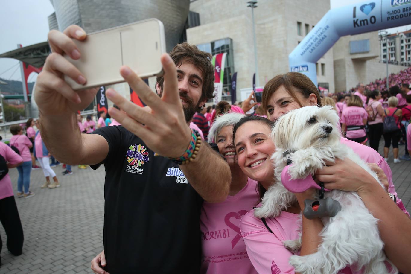 Fotos: Una multitud contra el cáncer de mama recorre Bilbao