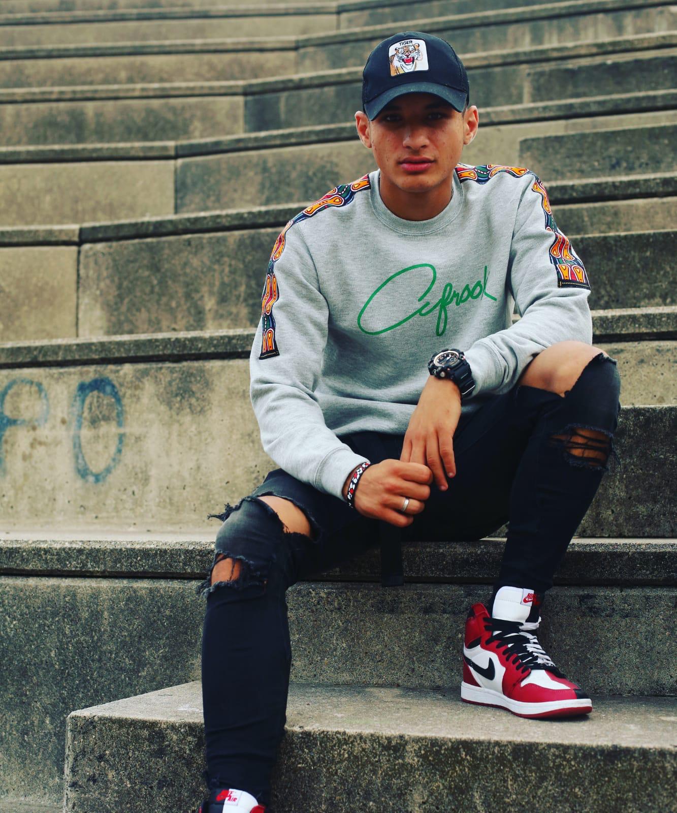 El cantante Betto Snay, angoleño de 38 años, funda la marca Afrook Live Style, que pretende «visibilizar y normalizar la diversidad»