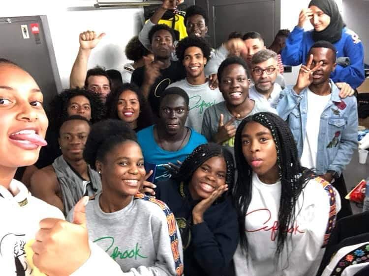 El cantante Betto Snay, angoleño de 38 años, funda la marca Afrook Live Style, que pretende «visibilizar y normalizar la diversidad»