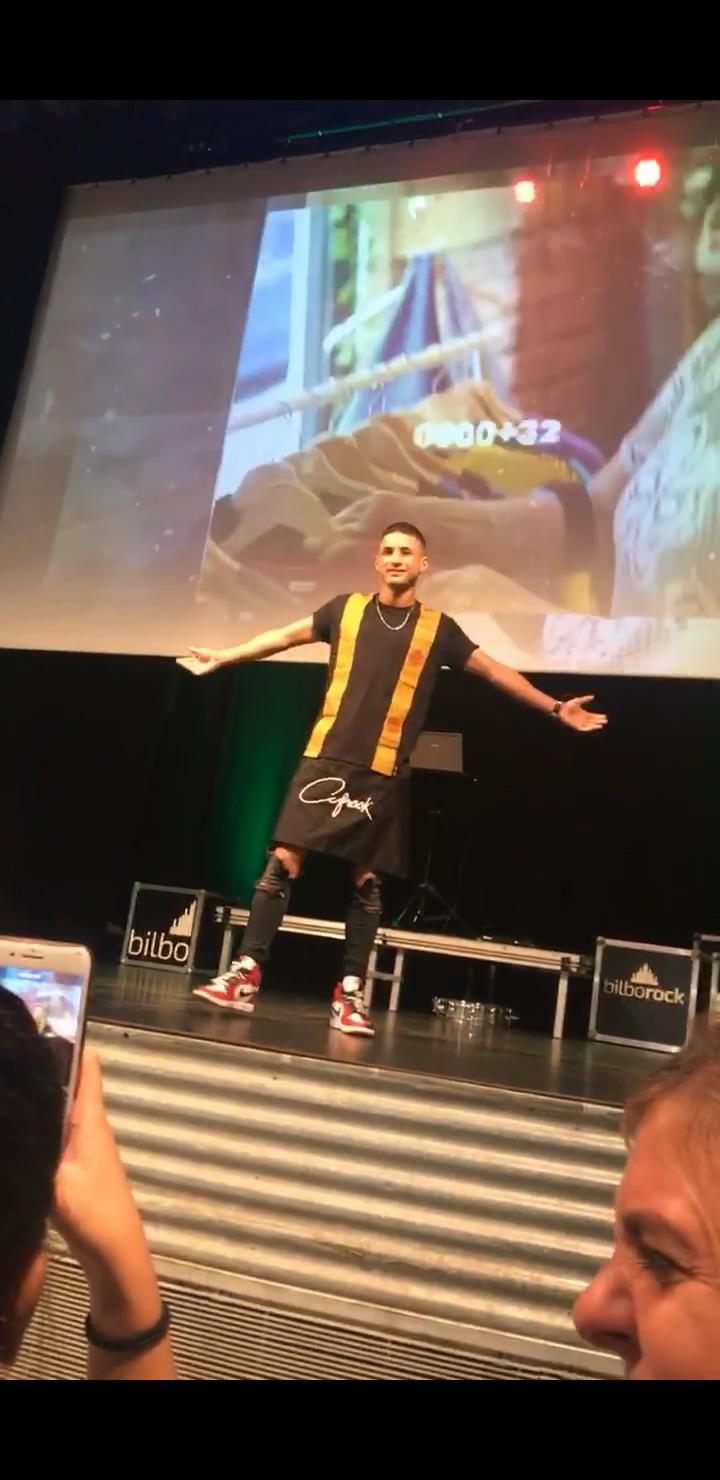 El cantante Betto Snay, angoleño de 38 años, funda la marca Afrook Live Style, que pretende «visibilizar y normalizar la diversidad»