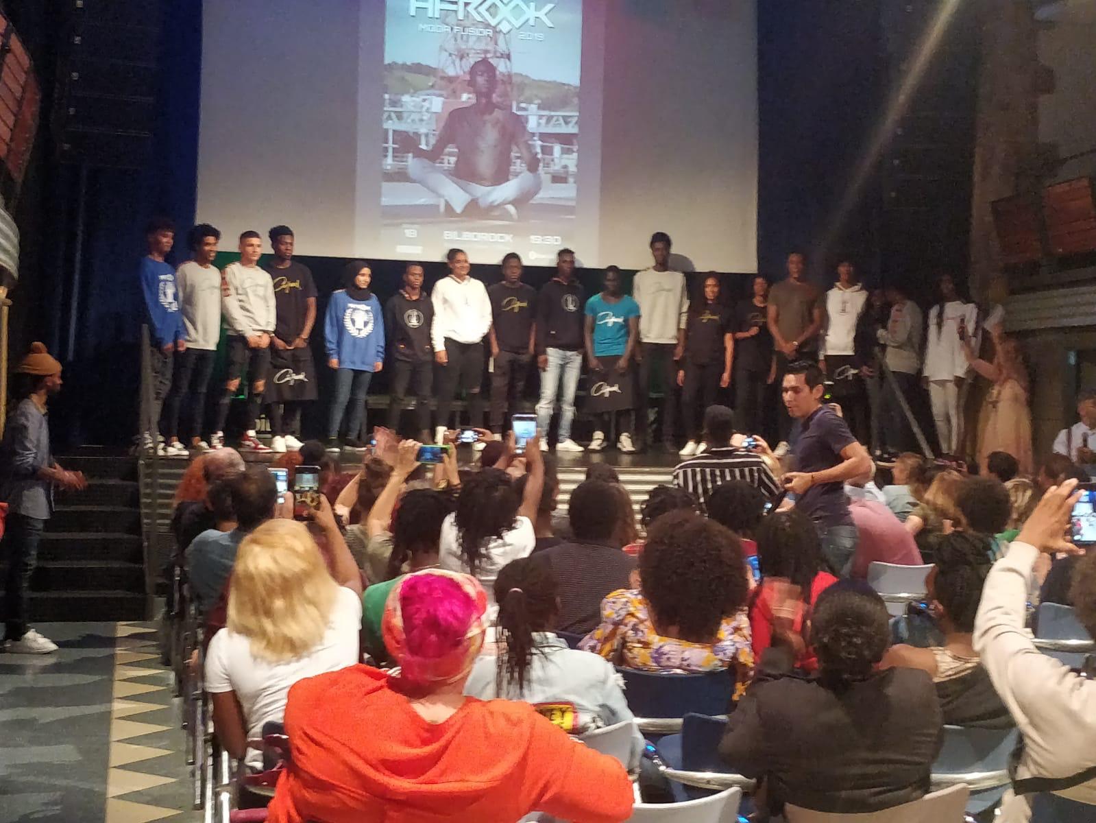 El cantante Betto Snay, angoleño de 38 años, funda la marca Afrook Live Style, que pretende «visibilizar y normalizar la diversidad»