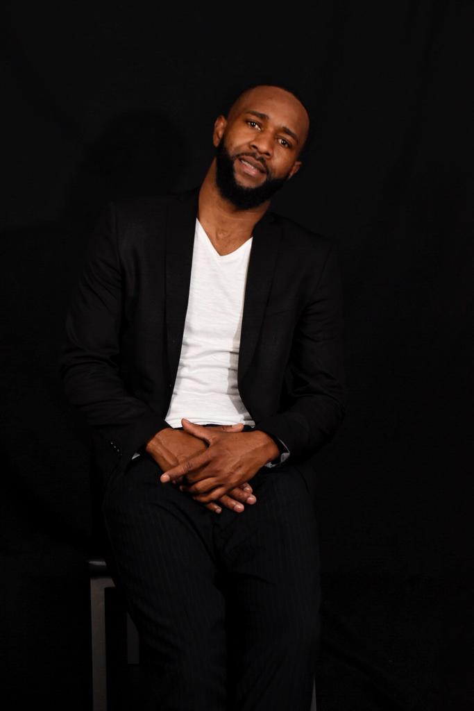 El cantante Betto Snay, angoleño de 38 años, funda la marca Afrook Live Style, que pretende «visibilizar y normalizar la diversidad»