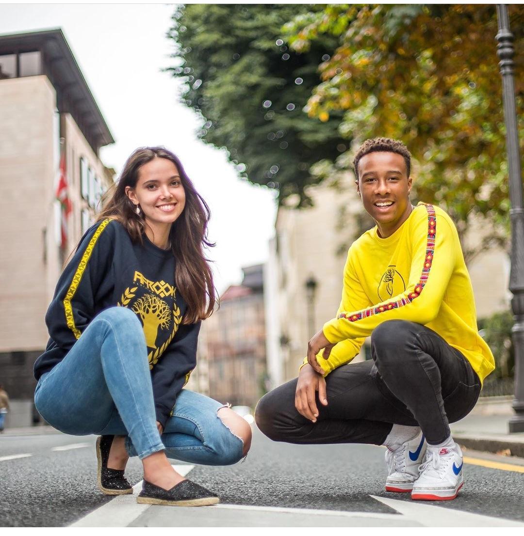 El cantante Betto Snay, angoleño de 38 años, funda la marca Afrook Live Style, que pretende «visibilizar y normalizar la diversidad»