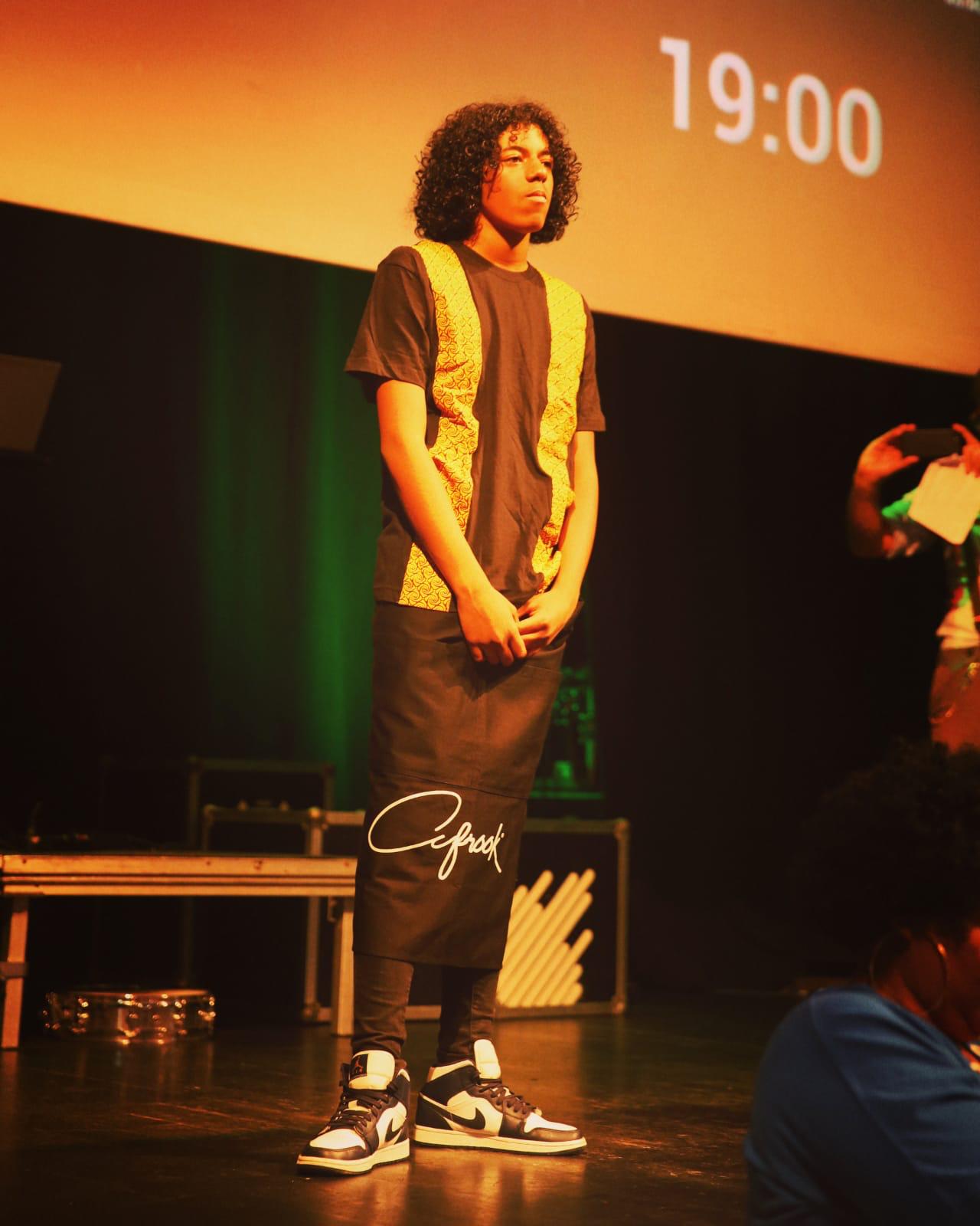 El cantante Betto Snay, angoleño de 38 años, funda la marca Afrook Live Style, que pretende «visibilizar y normalizar la diversidad»